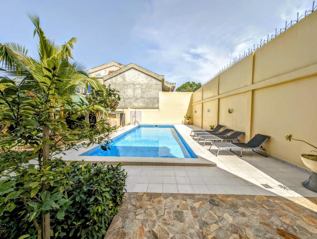 VILLA MEUBLÉE AVEC GRAND JARDIN, ET PISCINE A FIDJROSSE