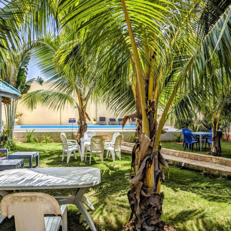 VILLA MEUBLÉE AVEC GRAND JARDIN, ET PISCINE A FIDJROSSE