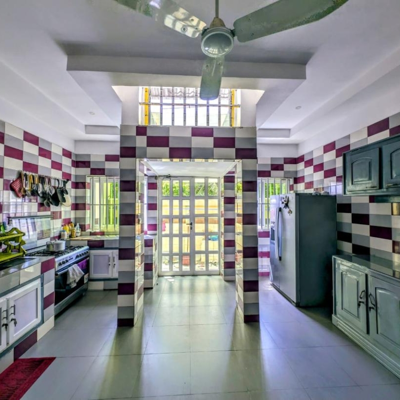 VILLA MEUBLÉE AVEC GRAND JARDIN, ET PISCINE A FIDJROSSE