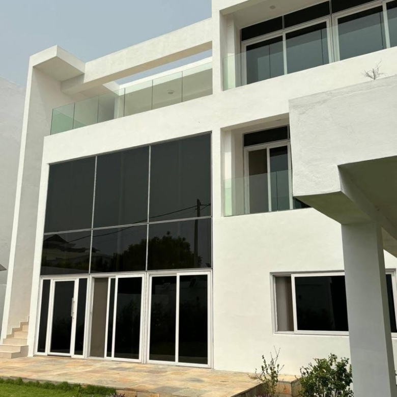 VILLA RÉCENTE CONSTRUCTION DISPONIBLE À LOUER A FIDJROSSÈ DANS LA ZONE DU BAR KIRIKOU