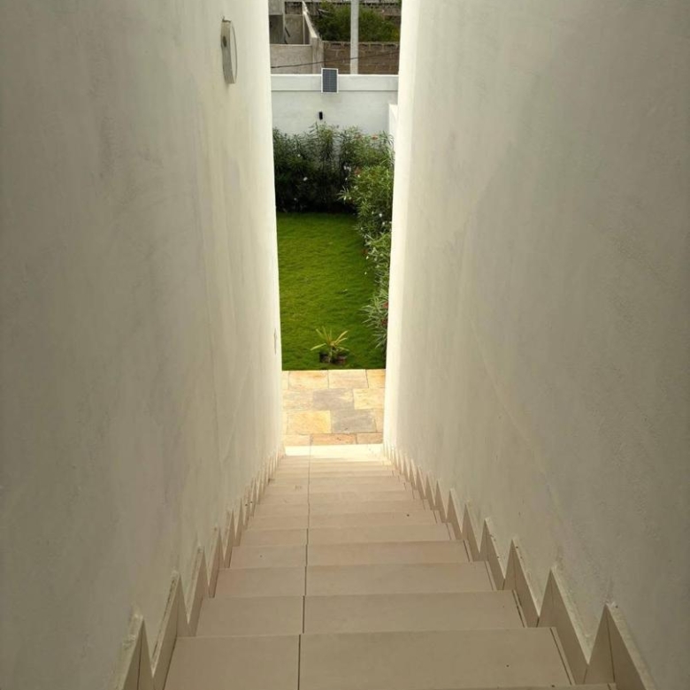 VILLA RÉCENTE CONSTRUCTION DISPONIBLE À LOUER A FIDJROSSÈ DANS LA ZONE DU BAR KIRIKOU