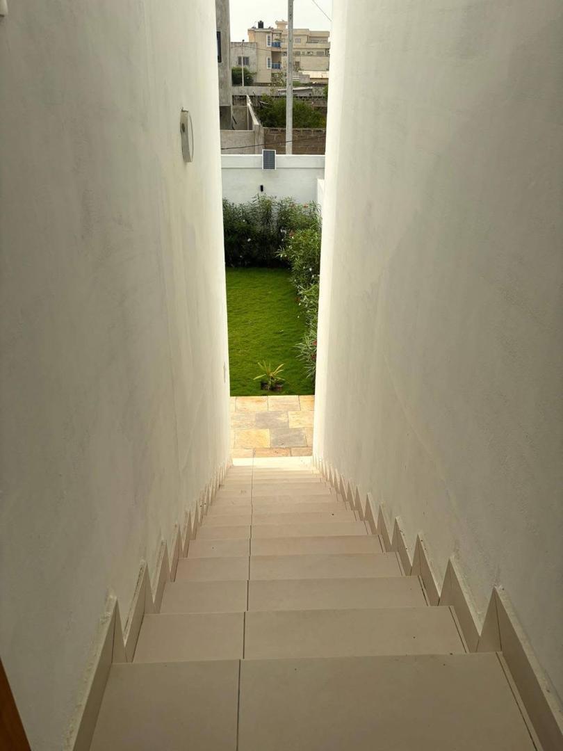 VILLA RÉCENTE CONSTRUCTION DISPONIBLE À LOUER A FIDJROSSÈ DANS LA ZONE DU BAR KIRIKOU