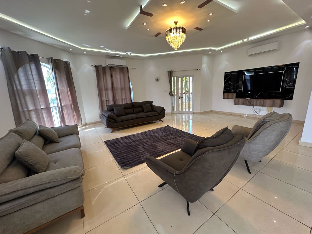 APPARTEMENT MEUBLÉ À LOUER AVEC PISCINE A COTONOU HAIE VIVE