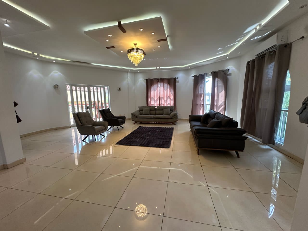 APPARTEMENT MEUBLÉ À LOUER AVEC PISCINE A COTONOU HAIE VIVE