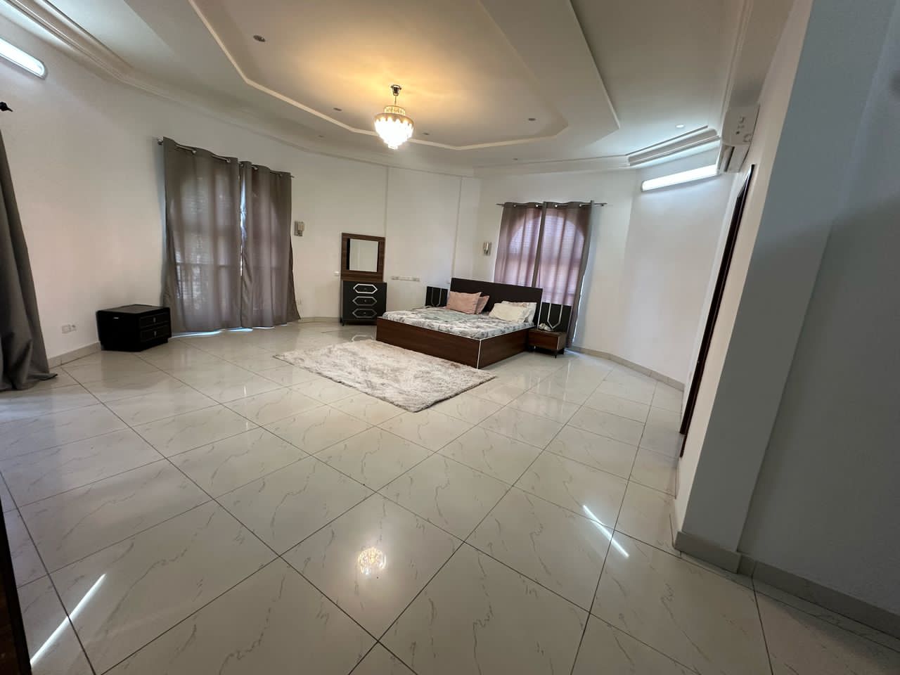 APPARTEMENT MEUBLÉ À LOUER AVEC PISCINE A COTONOU HAIE VIVE