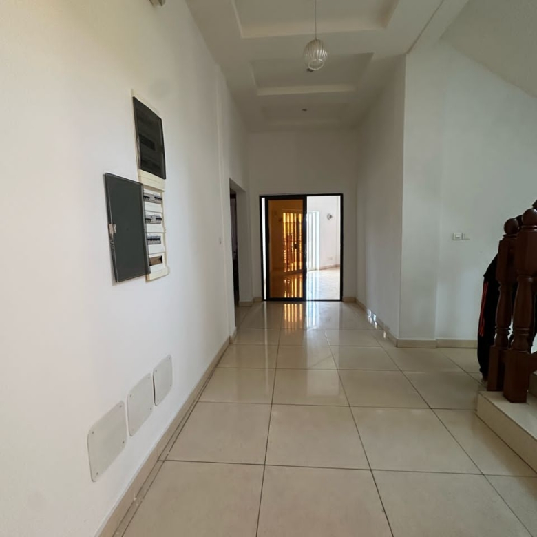 APPARTEMENT MEUBLÉ À LOUER AVEC PISCINE A COTONOU HAIE VIVE