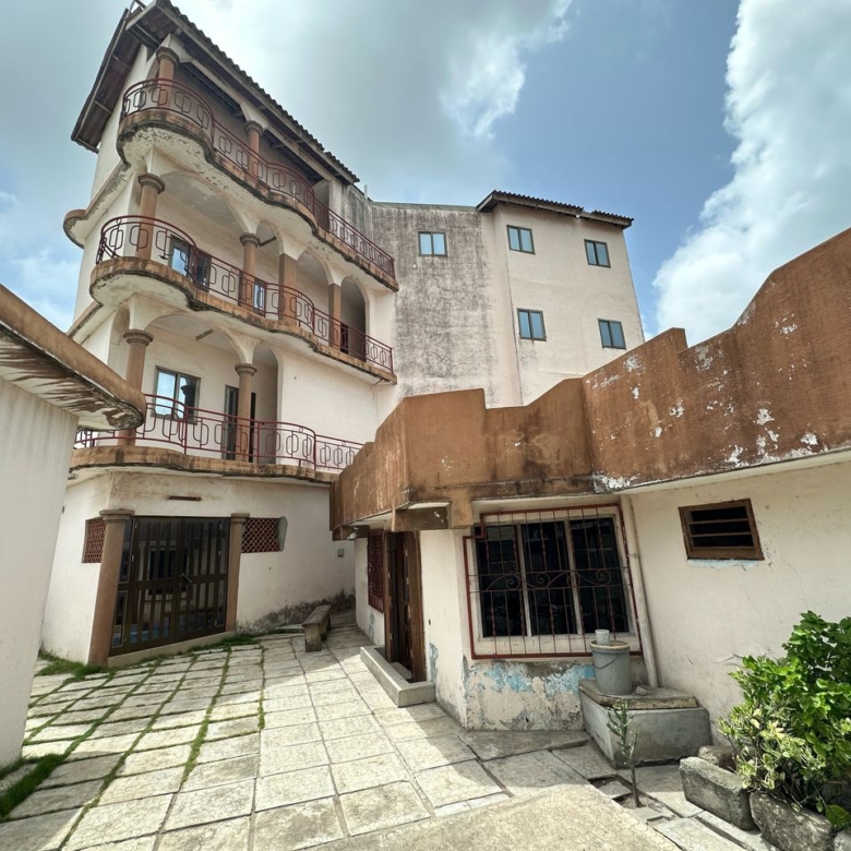 IMMEUBLE À VENDRE À FIDJROSSÈ AKOGBATO