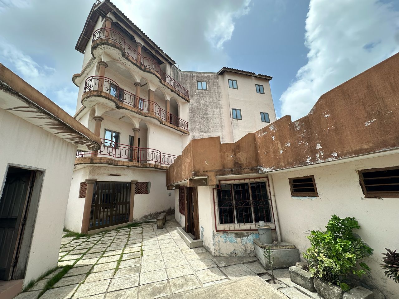 IMMEUBLE À VENDRE À FIDJROSSÈ AKOGBATO