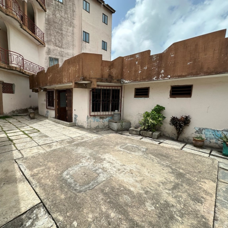 IMMEUBLE À VENDRE À FIDJROSSÈ AKOGBATO