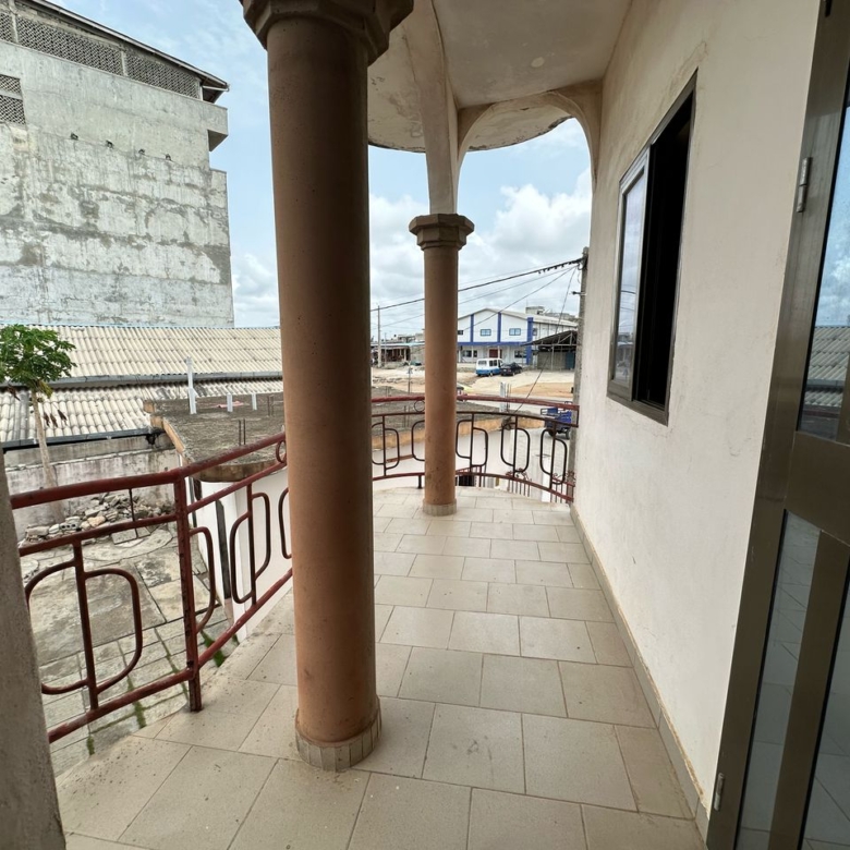 IMMEUBLE À VENDRE À FIDJROSSÈ AKOGBATO