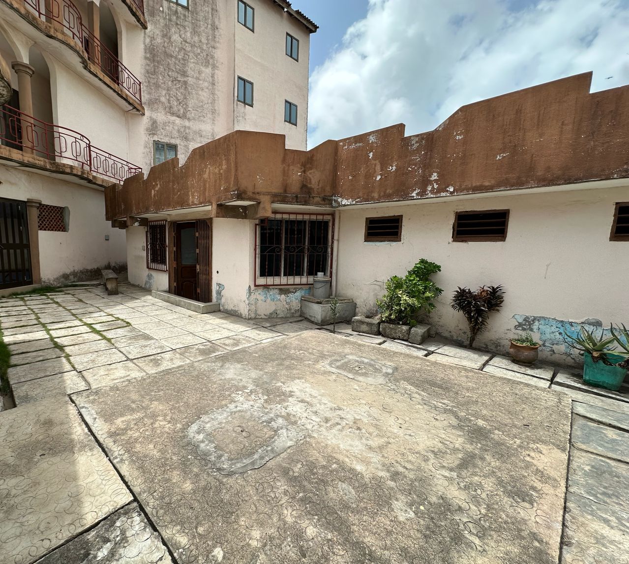 IMMEUBLE À VENDRE À FIDJROSSÈ AKOGBATO