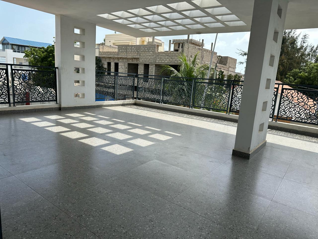 LA VILLA EST LOUÉE AVEC OU SANS LES MEUBLES