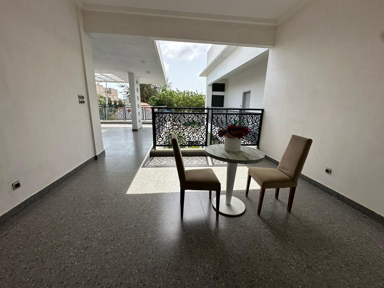 LA VILLA EST LOUÉE AVEC OU SANS LES MEUBLES