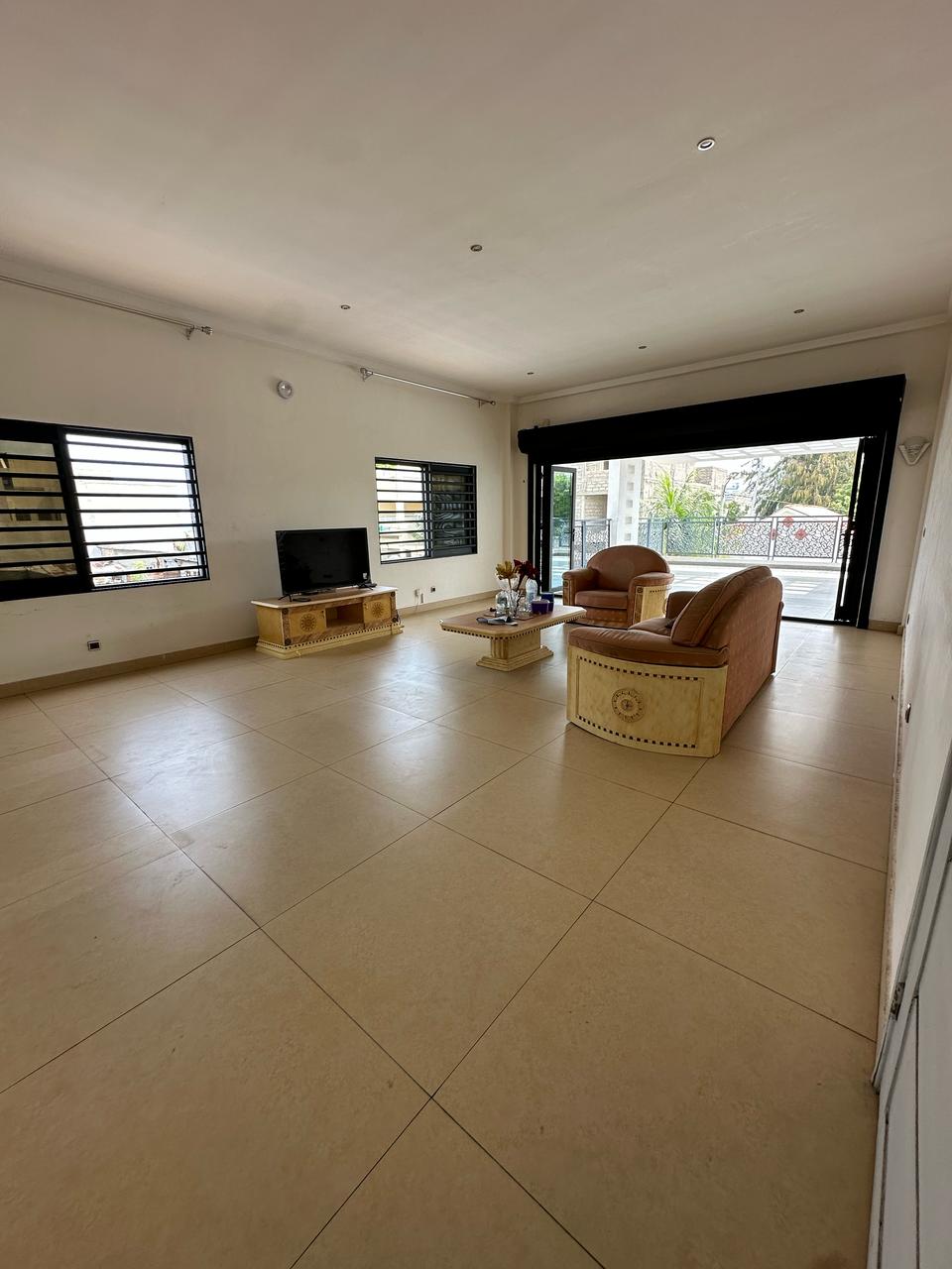 LA VILLA EST LOUÉE AVEC OU SANS LES MEUBLES