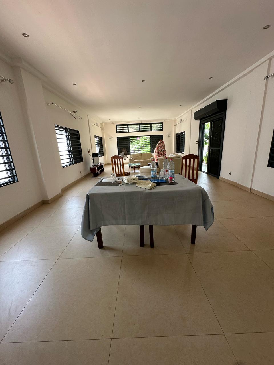 LA VILLA EST LOUÉE AVEC OU SANS LES MEUBLES