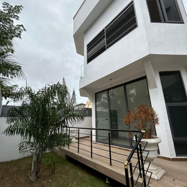 VILLA A LOUER A COTONOU FIDJROSSÈ
