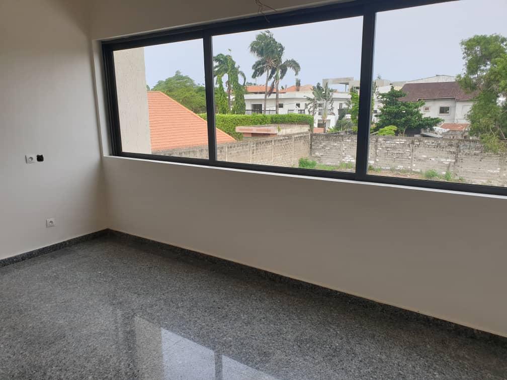 VILLA AVEC PISCINE A LOUER A COTONOU QUARTIER JAK