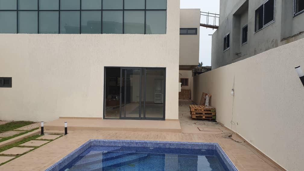 VILLA AVEC PISCINE A LOUER A COTONOU QUARTIER JAK