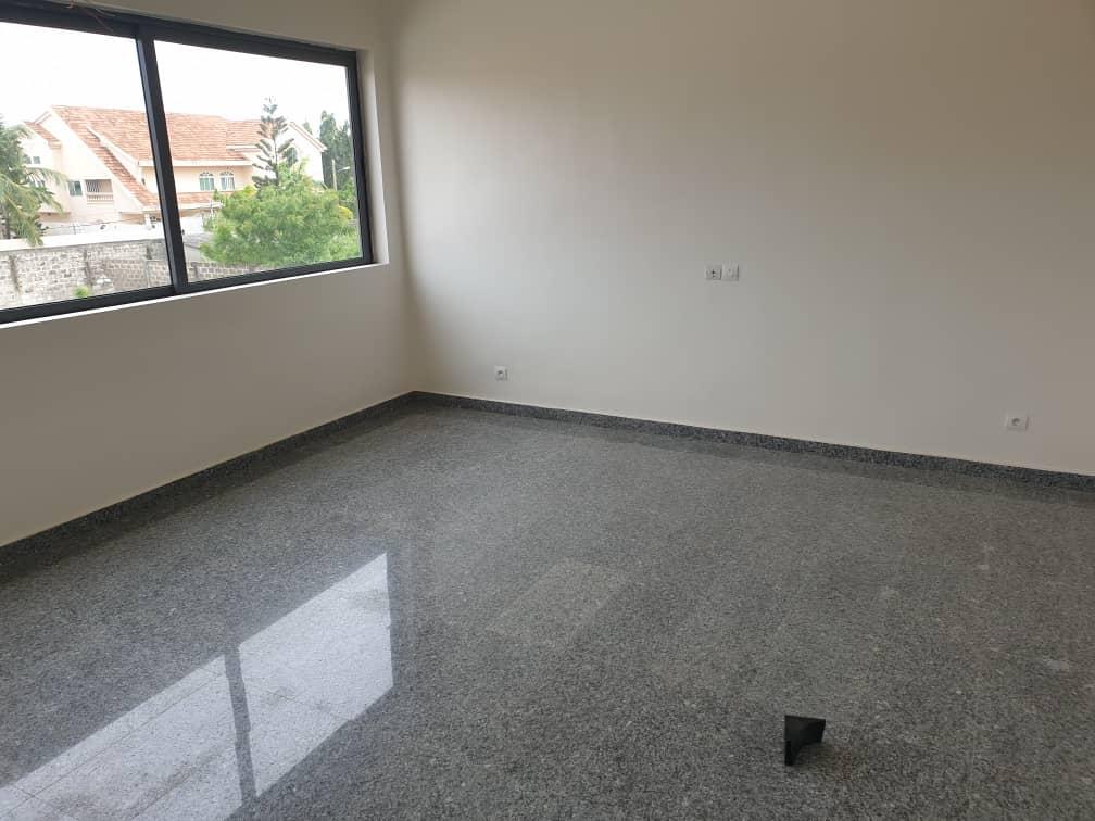 VILLA AVEC PISCINE A LOUER A COTONOU QUARTIER JAK