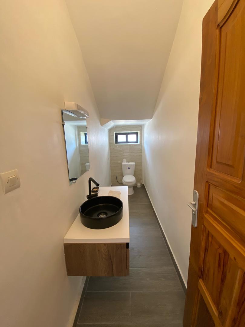 VILLA MEUBLÉE A LOUER AVEC PISCINE A COTONOU QUARTIER JAK