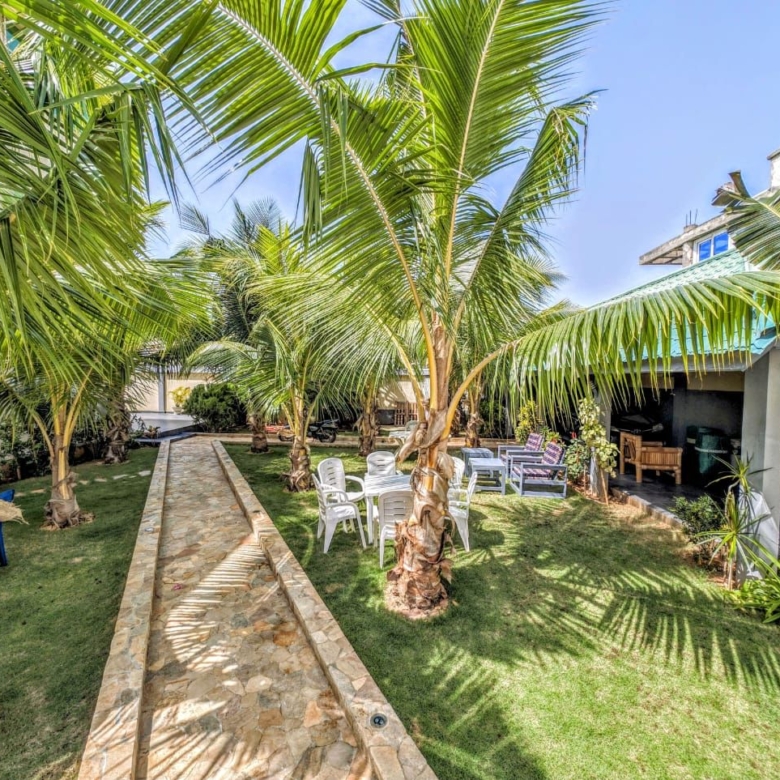 VILLA MEUBLÉE AVEC GRAND JARDIN, PISCINE À LOUER À COTONOU FIDJROSSÈ PLAGE
