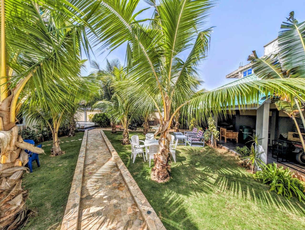 VILLA MEUBLÉE AVEC GRAND JARDIN, PISCINE À LOUER À COTONOU FIDJROSSÈ PLAGE
