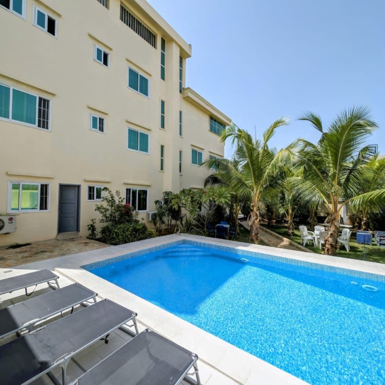 VILLA MEUBLÉE AVEC GRAND JARDIN, PISCINE À LOUER À COTONOU FIDJROSSÈ PLAGE