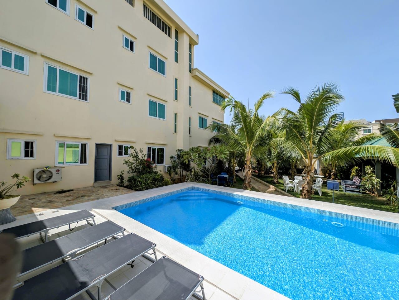 VILLA MEUBLÉE AVEC GRAND JARDIN, PISCINE À LOUER À COTONOU FIDJROSSÈ PLAGE