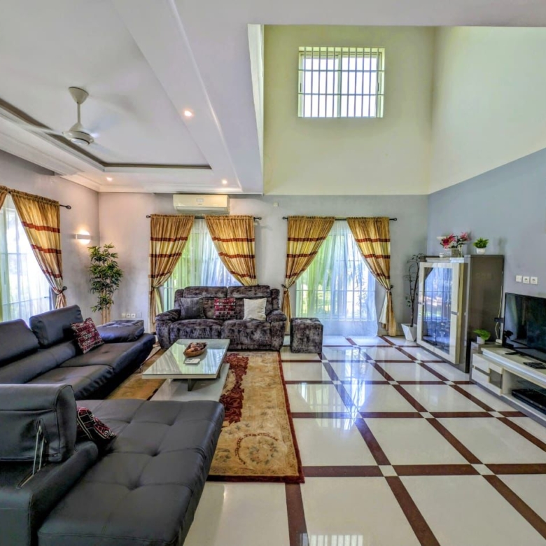 VILLA MEUBLÉE AVEC GRAND JARDIN, PISCINE À LOUER À COTONOU FIDJROSSÈ PLAGE