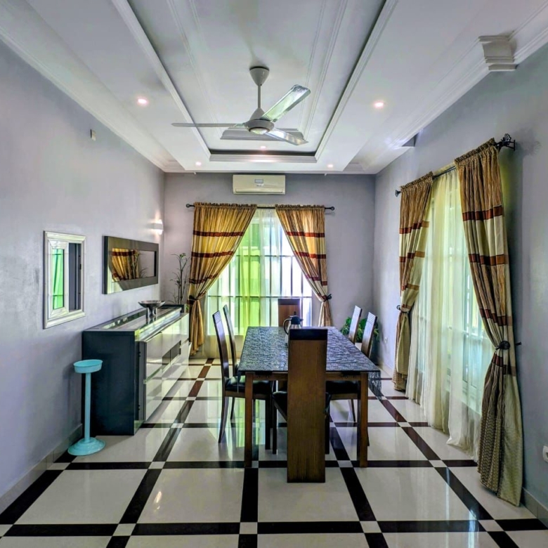 VILLA MEUBLÉE AVEC GRAND JARDIN, PISCINE À LOUER À COTONOU FIDJROSSÈ PLAGE