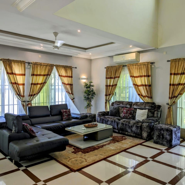 VILLA MEUBLÉE AVEC GRAND JARDIN, PISCINE À LOUER À COTONOU FIDJROSSÈ PLAGE