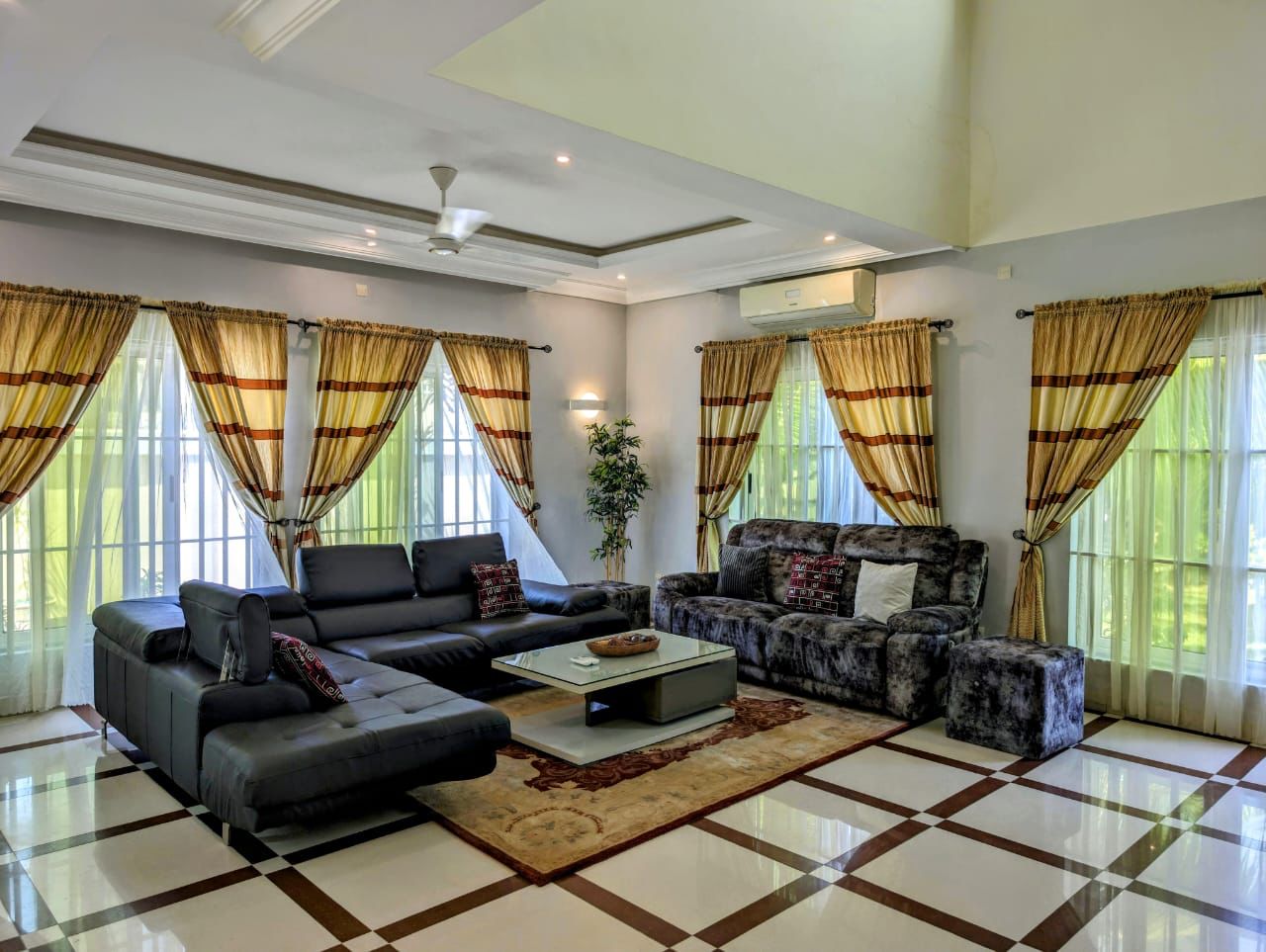 VILLA MEUBLÉE AVEC GRAND JARDIN, PISCINE À LOUER À COTONOU FIDJROSSÈ PLAGE