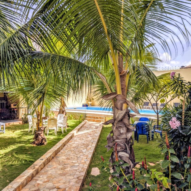 VILLA MEUBLÉE AVEC GRAND JARDIN, PISCINE À LOUER À COTONOU FIDJROSSÈ PLAGE
