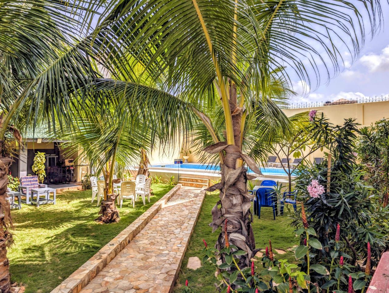 VILLA MEUBLÉE AVEC GRAND JARDIN, PISCINE À LOUER À COTONOU FIDJROSSÈ PLAGE