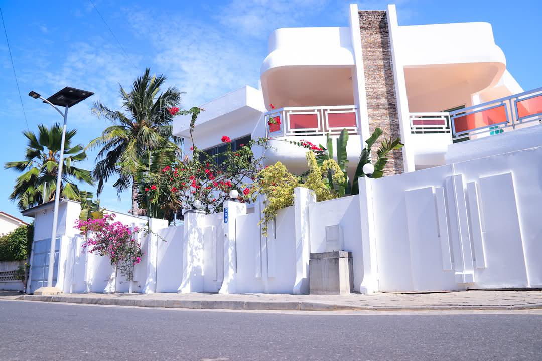 VILLA A 𝐕𝐄𝐍𝐃𝐑𝐄 À COTONOU 𝐇𝐀𝐈𝐄-𝐕𝐈𝐕𝐄
