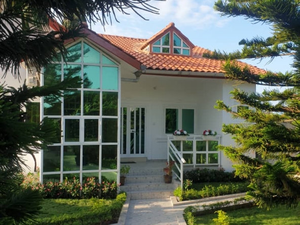 Villa meublée à vendre à louer à Cotonou Fidjrosse