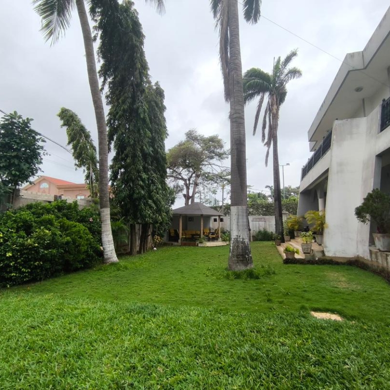 Villa meublée à louer avec jardin a Cotonou quartier Jack
