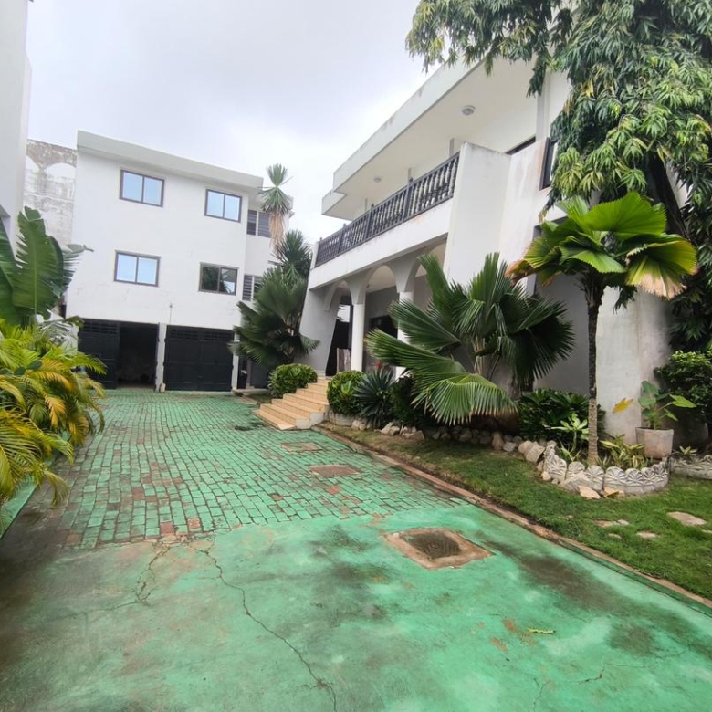 Villa meublée à louer avec jardin a Cotonou quartier Jack