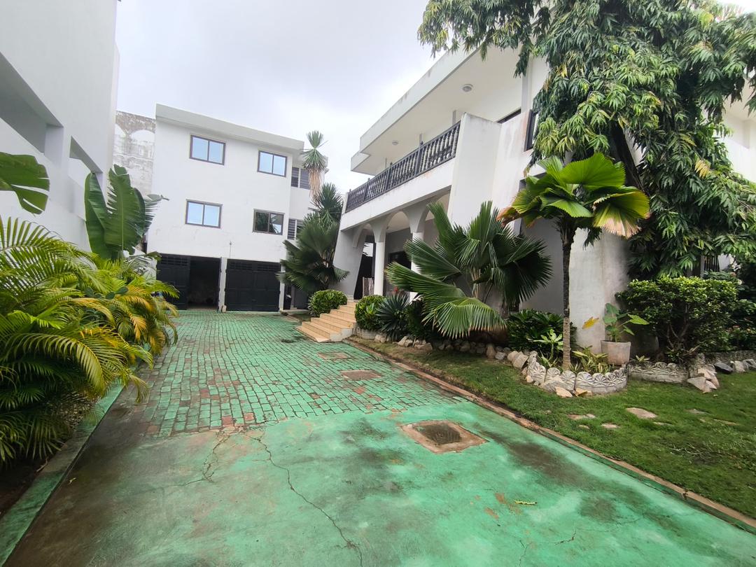 Villa meublée à louer avec jardin a Cotonou quartier Jack