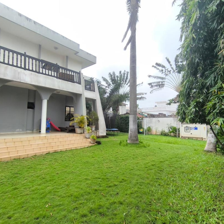 Villa meublée à louer avec jardin a Cotonou quartier Jack