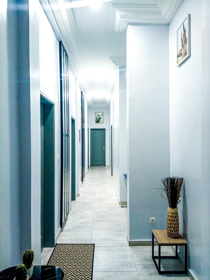 Entrée personnelle meublée à louer à Cotonou Fidjrossè