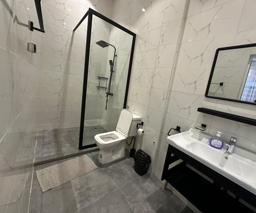 Entrée personnelle meublée à louer à Fidjrossè plage