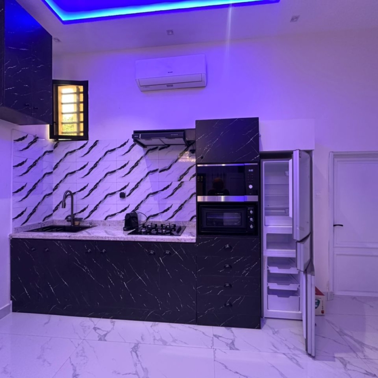 Entrée personnelle meublée à louer à Fidjrossè plage