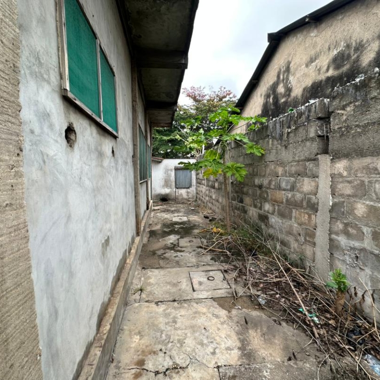 Parcelle batie à vendre en angle de rue à Cotonou Saint Jean