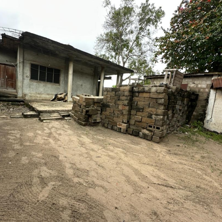 Parcelle batie à vendre en angle de rue à Cotonou Saint Jean