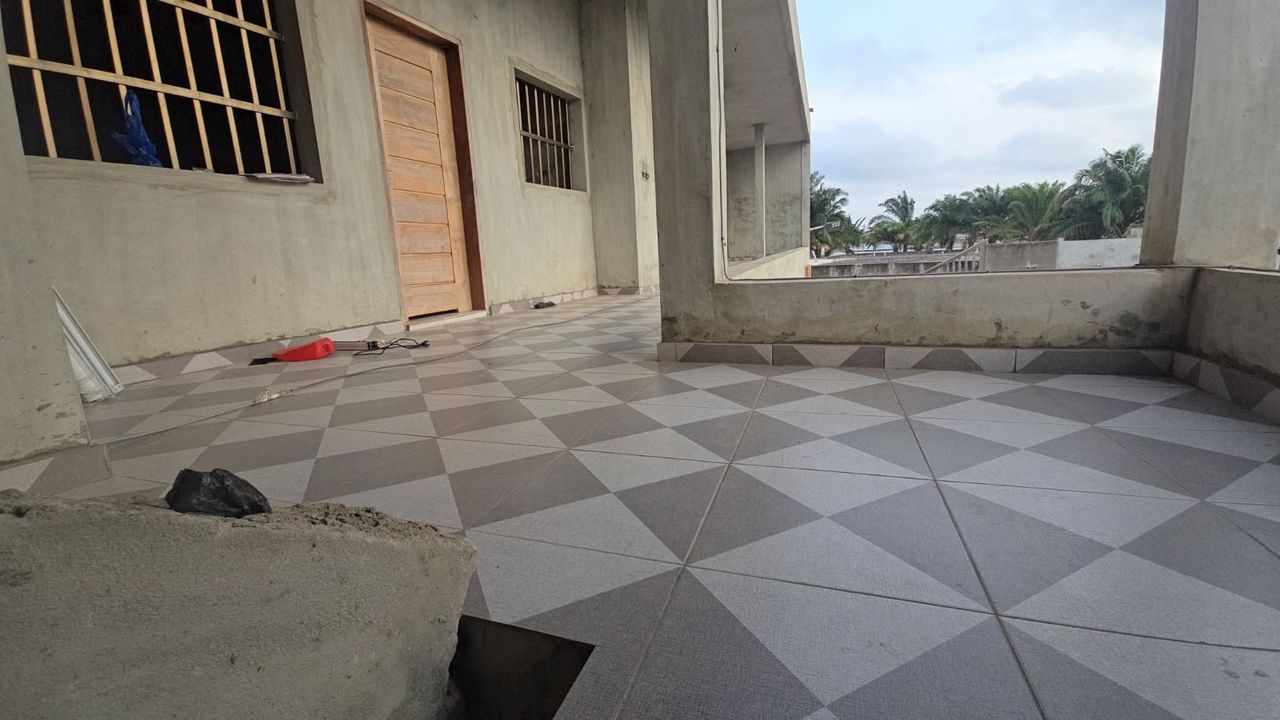 Résidence meublée R+1 à vendre à ATROKPOKODJI