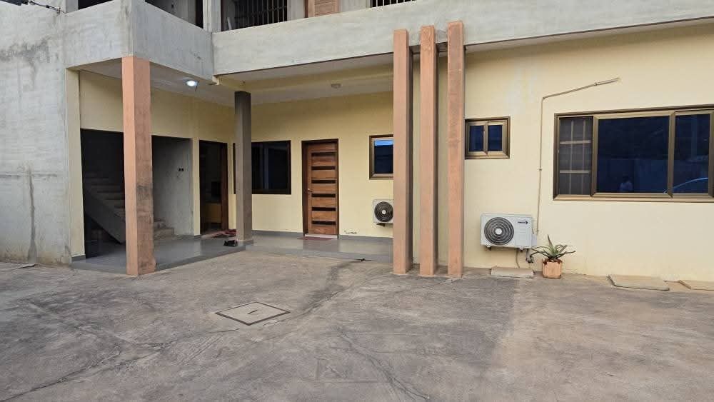 Résidence meublée R+1 à vendre à ATROKPOKODJI