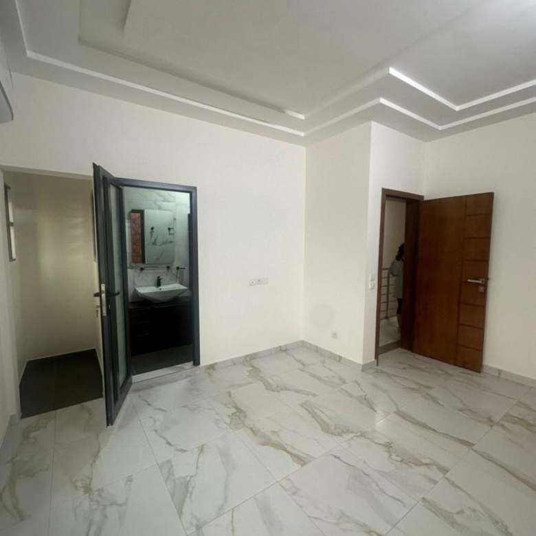 Villa duplex récente construction à louer à fidjrossè bar Kirikou plage