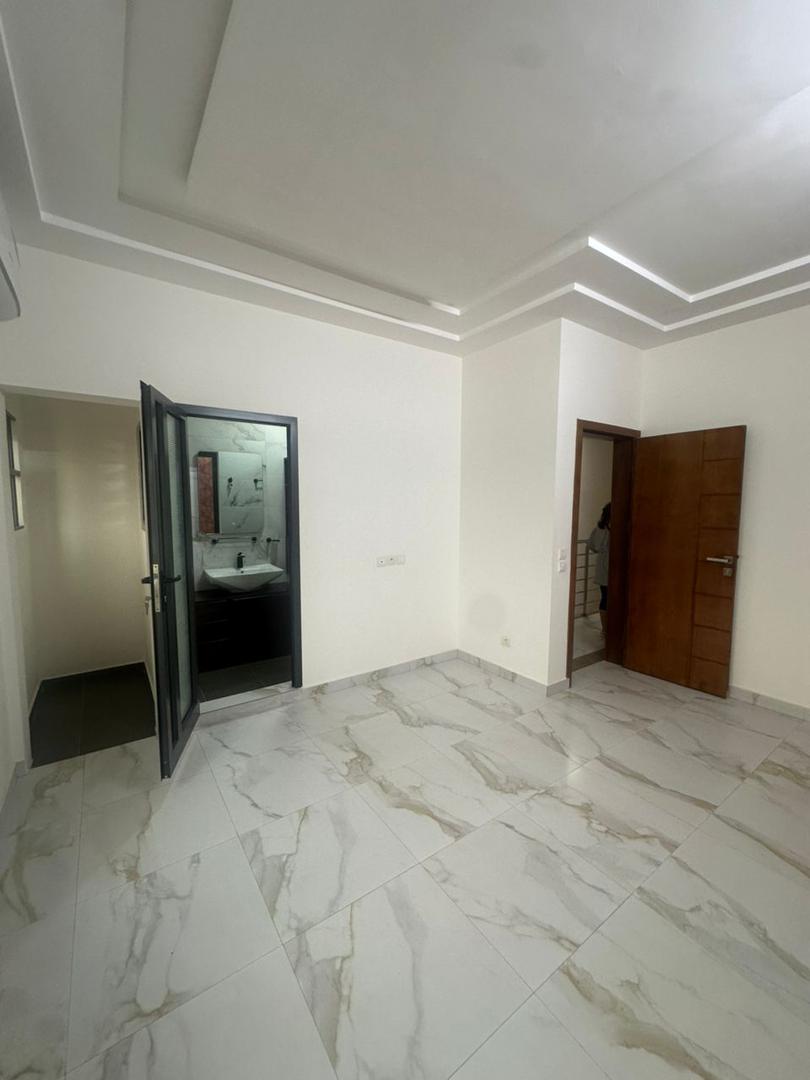 Villa duplex récente construction à louer à fidjrossè bar Kirikou plage