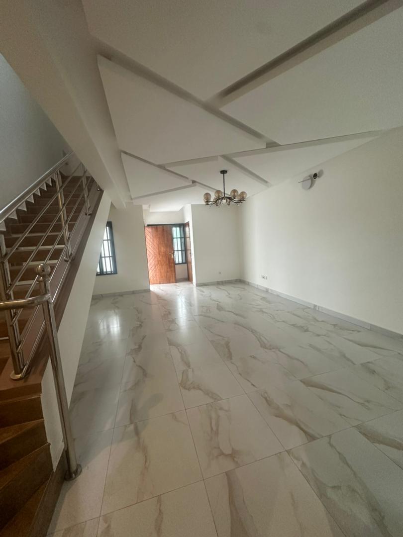 Villa duplex récente construction à louer à fidjrossè bar Kirikou plage